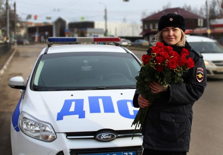 Сегодня у сотрудников Госавтоинспекции вместо жезла - цветы