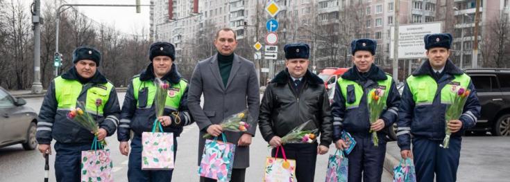 Сотрудники ГИБДД ЮЗАО поздравили автоледи с наступающим «Женским днем»
