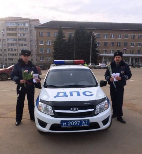 В преддверии 8 марта сотрудники Сафоновской Госавтоинспекции провели традиционную поздравительную акцию «Цветы для автоледи»