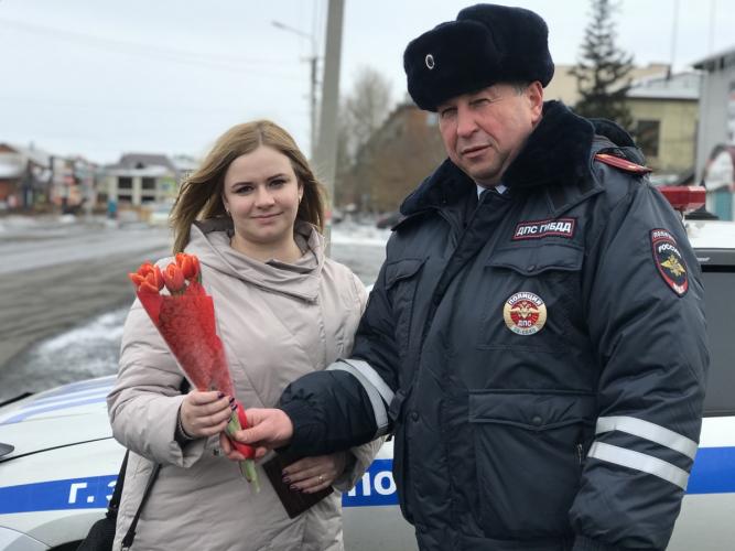 В Зиме сотрудники полиции поздравили с наступающим праздником автоледи