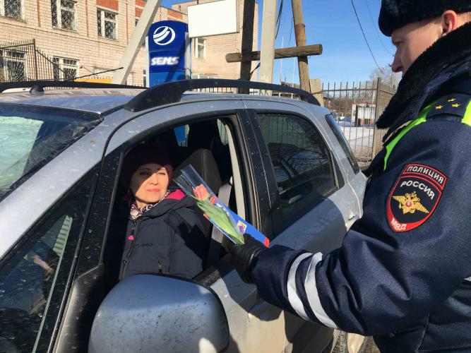 Сотрудники ГИБДД города Сарапула поздравили женщин с 8 Марта в канун праздника