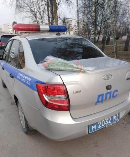 Сотрудники ГИБДД поздравили прекрасную половину города Десногорска с 8 марта