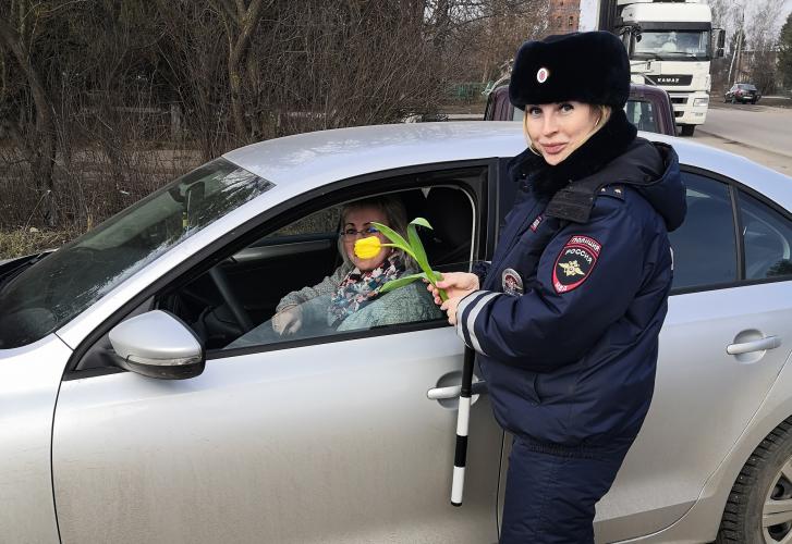 На Орловщине полицейские поздравили женщин с наступающим 8 Марта