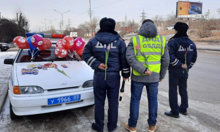 В Улан-Удэ автоинспекторы провели акцию «Цветочный патруль»