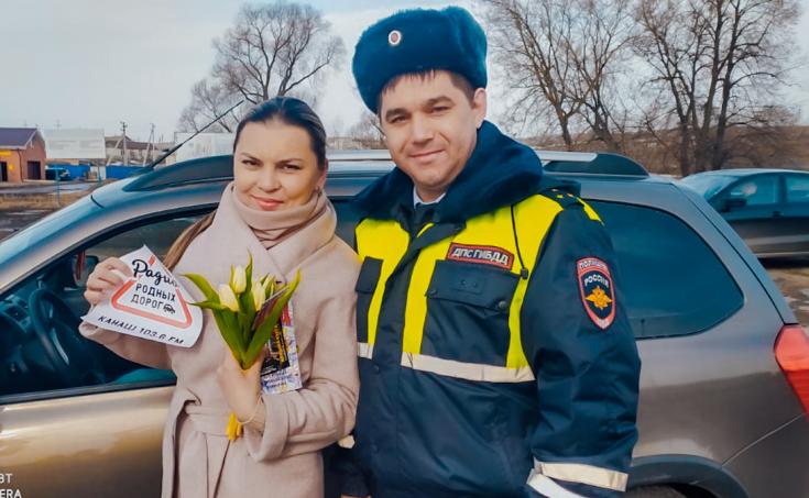 «Цветы для автоледи»: в Канашском районе сотрудники ГИБДД поздравили автомобилисток с 8 Марта