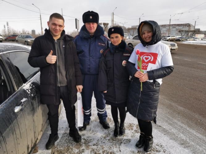 Госавтоинспекция Красноярска в преддверии Международного женского дня провела акцию «Весенний патруль»