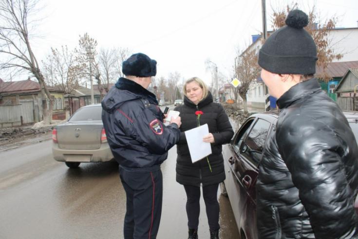 Петровские автоинспекторы присоединились к акции «Цветы для автоледи»