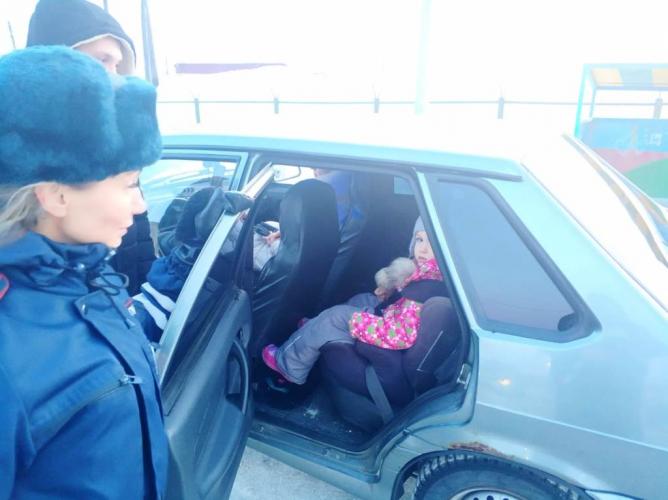В Печенгском районе инспекторы проверяют соблюдение правил перевозки детей