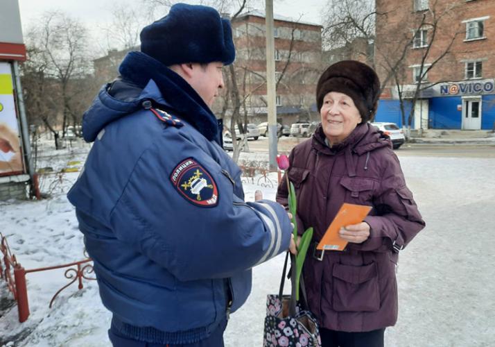 В Улан-Удэ автоинспекторы провели акцию «Цветочный патруль»