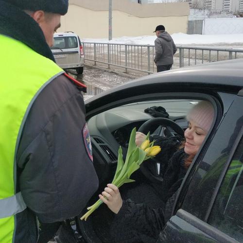 Сотрудники Госавтоинспекции города Набережные Челны  поздравляют автоледи