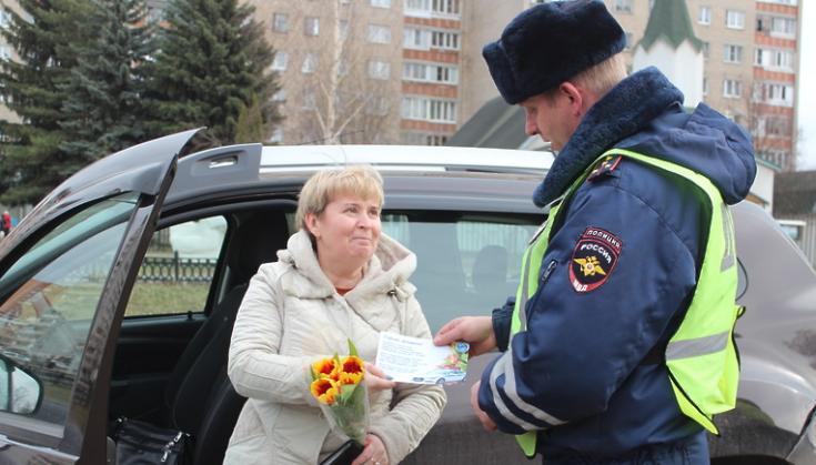 Инспекторы ГИБДД Люберец вручили цветы и сувениры автоледи в честь 8 Марта