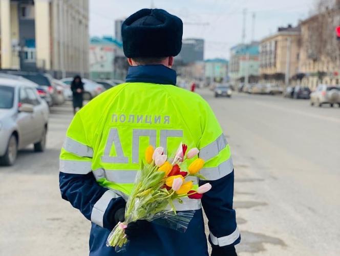 Вот так сотрудники ГИБДД по Альметьевскому району поздравили автоледи с 8 марта