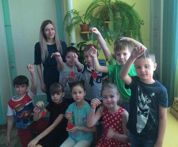 Сотрудники Госавтоинспекции города Мончегорска провели занятие с воспитанниками детского сада по изготовлению световозвращателей