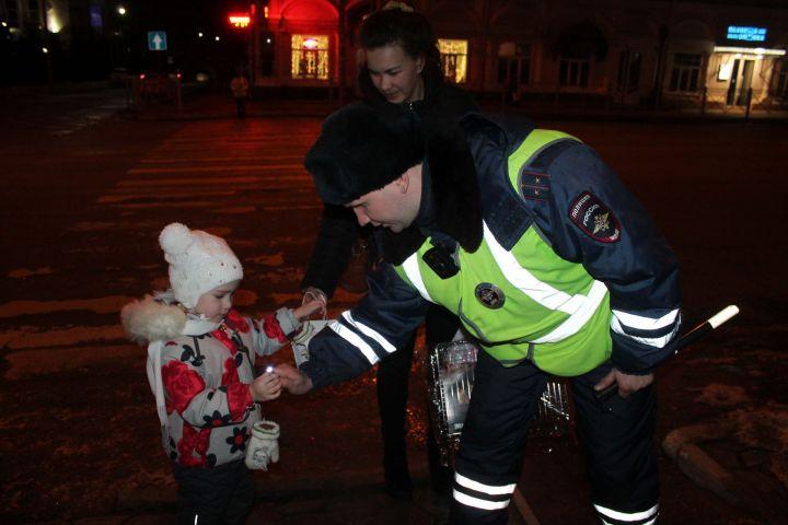 Чистопольским прохожим раздавали фонари