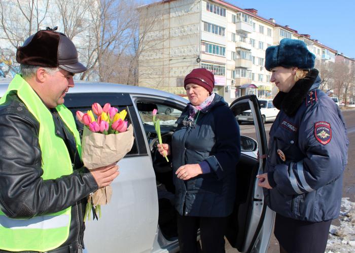 Полицейские и общественники провели акцию «Цветы для автоледи» в Черниговском районе Приморья