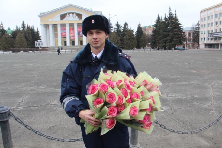 Госавтоинспекция проводит акцию «Цветы для автоледи»