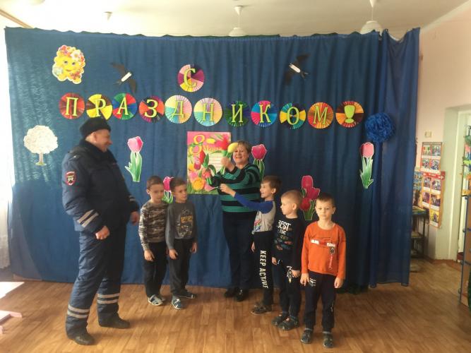 В городе Ливны стартовала акция «Цветы для ответственных преподавателей организаторов по детскому дорожно-транспортному травматизму образовательных учреждений»