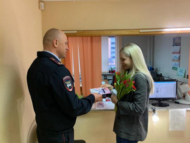 Столичная Госавтоинспекция поздравляет всех женщин с праздником