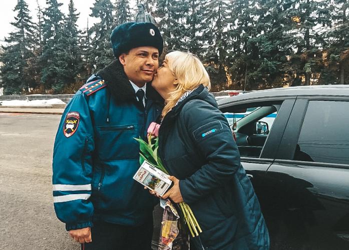 Много улыбок и цветов: в Чебоксарах сотрудники ОГИБДД УМВД России по г. Чебоксары поздравили женщин с 8 Марта