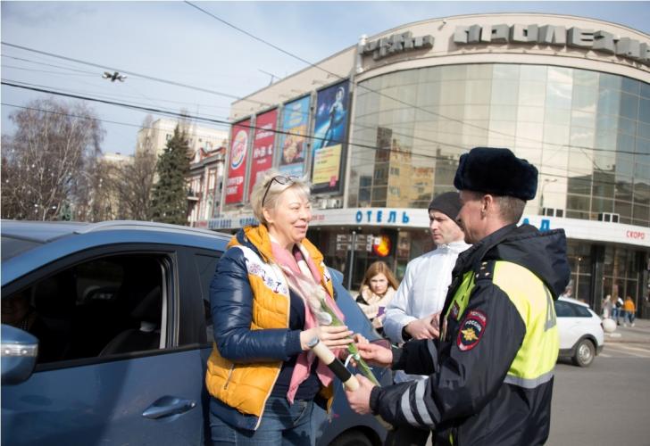 В столице Черноземья с 8 Марта девушек-водителей поздравили сотрудники Госавтоинспекции и общественники