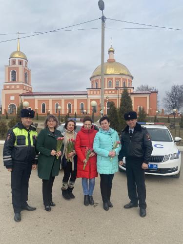 Цветы для прекрасной половины участников дорожного движения