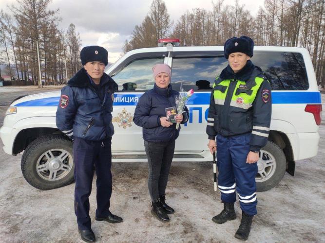 В Закаменском районе полицейские провели акцию «Цветы для автоледи»