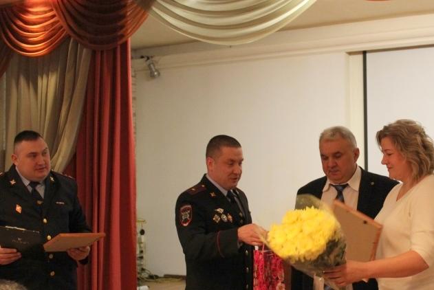 Сотрудники ГИБДД Южного округа столицы поздравили женщин-водителей общественного транспорта с Международным женским днем