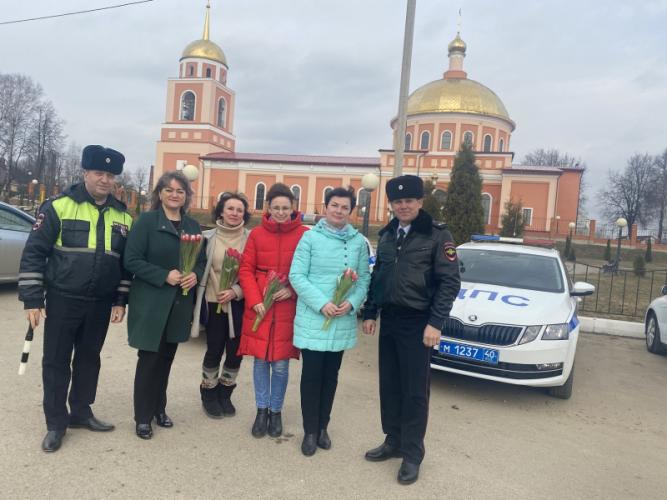 Калужские инспекторы ГИБДД вручили цветы автоледи
