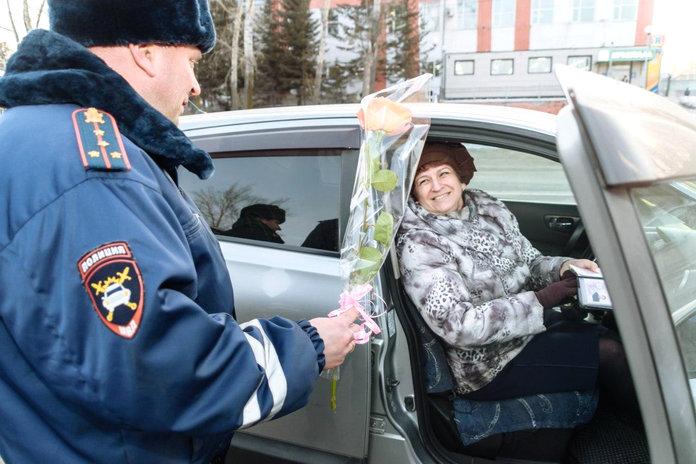 В Кольцово поздравили с 8 Марта женщин за рулем