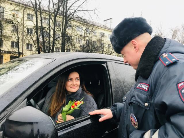 В Великом Новгороде водителей встречал «цветочный патруль»