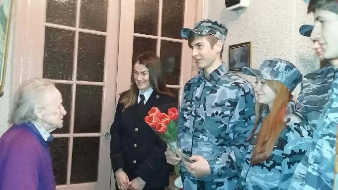 Саратовские автоинспекторы поздравили защитницу Ленинграда с праздником