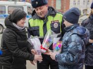 В рамках акции "Цветы для автоледи" в Ярославле сотрудники ГИБДД вручили цветы женщинам водителям и пешеходам