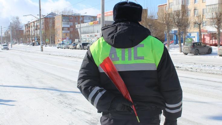 Автоинспекторы Красноярья поздравили женщин