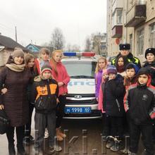 В Новосокольниках сотрудники ГИБДД организовали встречу для ребят из отряда юных инспекторов движения