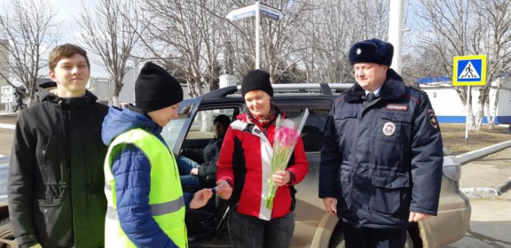 Всероссийская акция «Цветы для автоледи!» прошла в городе Марксе