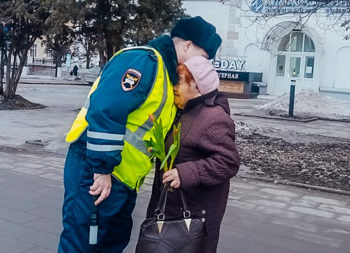 «Цветы для милых дам»: в Чебоксарах теплые поздравления от ГИБДД Чувашии по случаю 8 Марта звучали в адрес пешеходов
