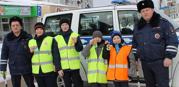 Сотрудники ГИБДД всех городов и районов поздравили представительниц прекрасного пола с Международным женским днем