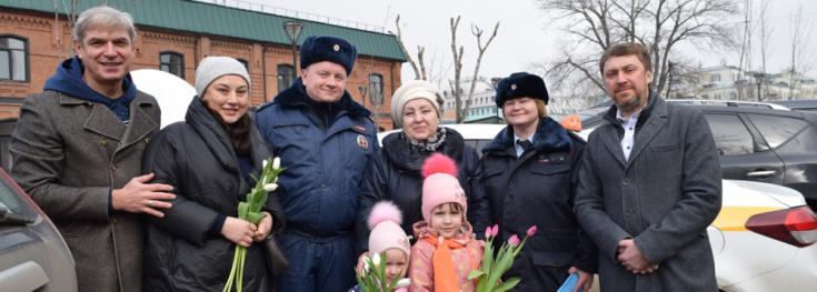 Сотрудники столичной Госавтоинспекции совместно с актерами театра и кино поздравляют автоледи с Международным женским днем