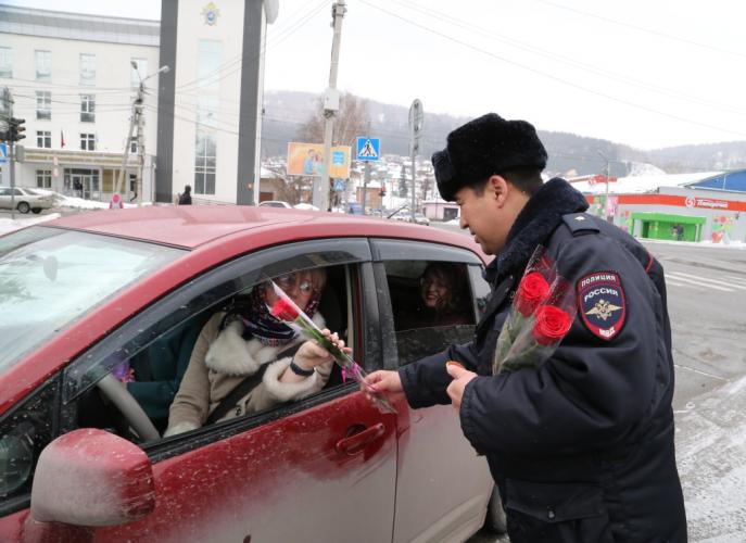 В Горно-Алтайске праздничный патруль пожелал безопасных дорог вручил цветы АвтоЛеди