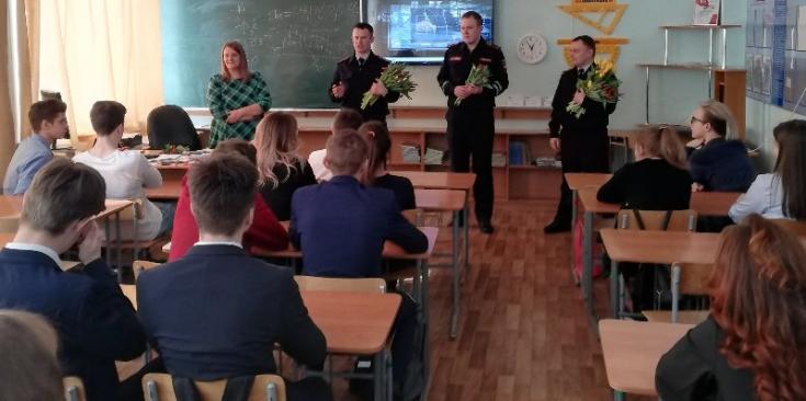 В Емельяновском районе начальник Госавтоинспекции напомнил старшеклассникам о соблюдении ПДД