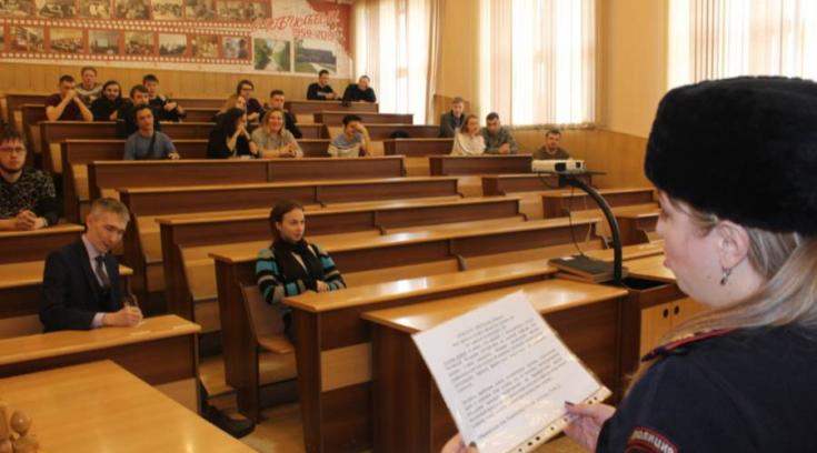 Сотрудники ГИБДД напомнили студентам о правилах дорожного движения