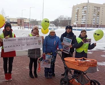 ПРАЗДНИЧНУЮ АКЦИЮ «ВСЕХ ЖЕНЩИН ПОЗДРАВЛЯЕМ – БЕЗОПАСНОСТИ ЖЕЛАЕМ!» ПРОВЕЛИ ЮИДОВЦЫ И АВТОИНСПЕКТОРЫ НОВОСИБИРСКОЙ ОБЛАСТИ