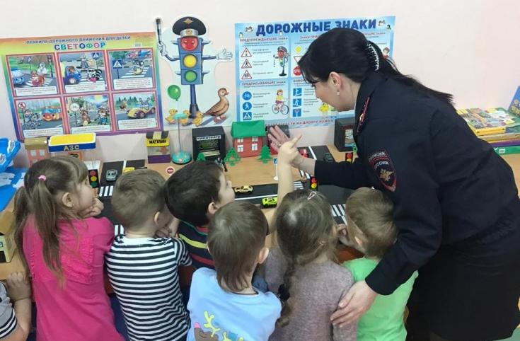 Белгородские автоинспекторы обучают дошкольников безопасному участию в дорожном движении