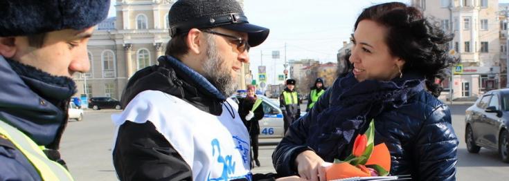 Полицейские Курганской области присоединились к акции «Цветы для автоледи»