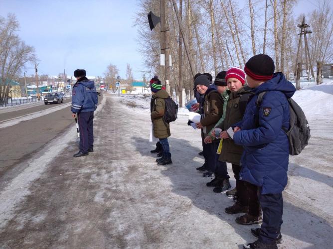 В Мухоршибирском районе школьники рассказали водителям об истории развития ЮИДовского движения