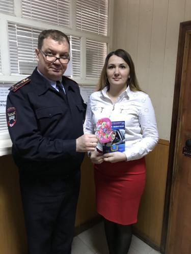 В Новоузенске и Аркадаке автоинспекторы поздравили участниц дорожного движения с Международным женским днем