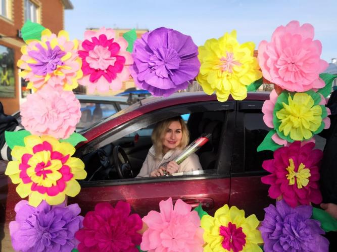 Более тысячи кировских автоледи стали участницами фотосета «Цветы для автоледи»