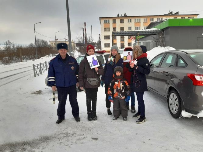 В поселке Никель сотрудники Госавтоинспекции Печенгского района провели акцию «Лайк водителю»