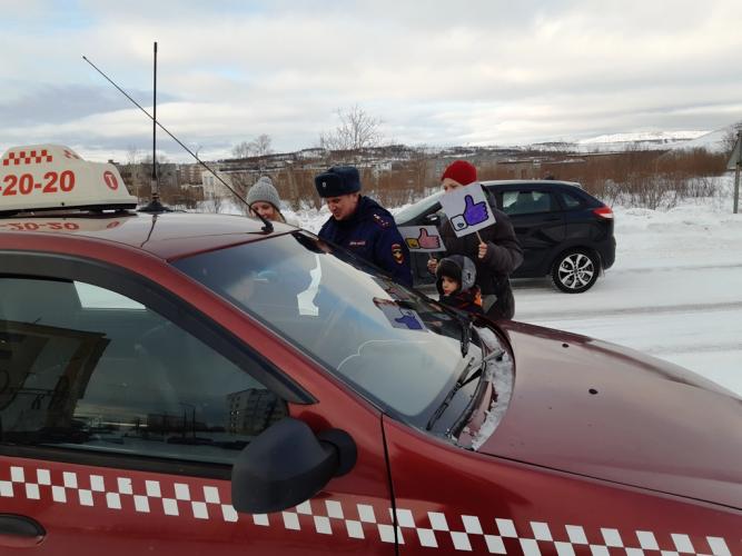 В поселке Никель сотрудники Госавтоинспекции Печенгского района провели акцию «Лайк водителю»
