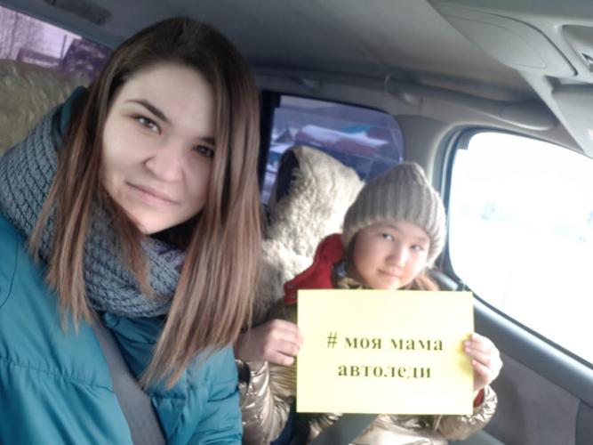 В Республике Алтай автоинспекторы и дети провели акцию «Моя мама - Автоледи»